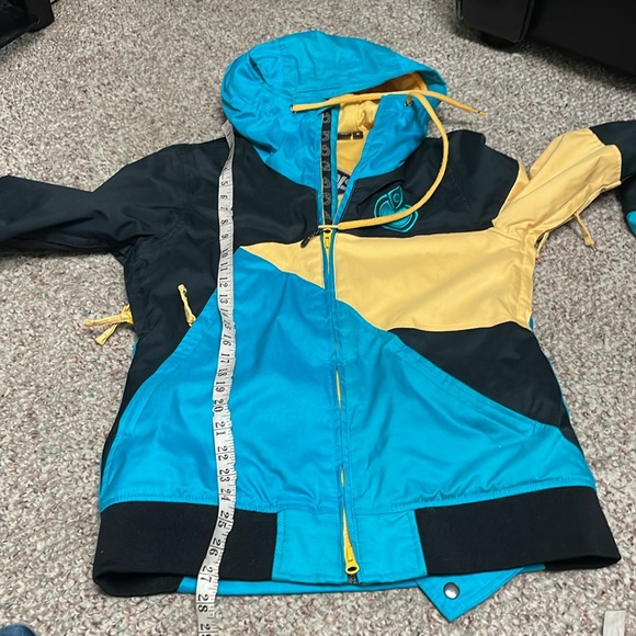 Nomis ski jacket in like new condition - Picture 6 of 10